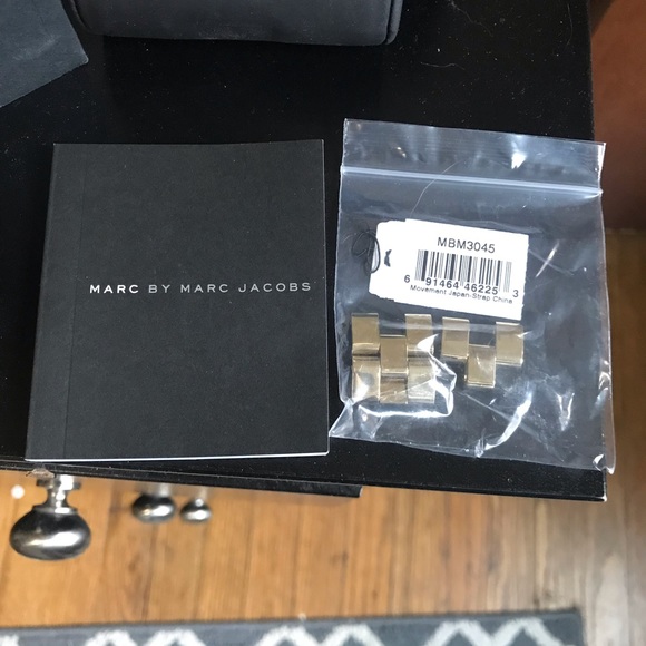 Marc Jacobs Henry Gold Crystal Watch MBM3045 - Picture 5 of 7